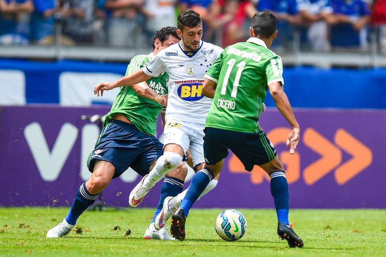 Arrascaeta, do Cruzeiro, tenta passar pela marcação dos jogadores do Fluminense