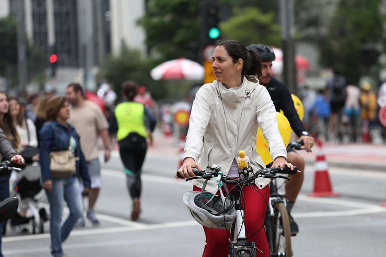 Ciclistas tomaram as faixas da famosa avenida e pedalaram livremente no lugar que &eacute; normalmente ocupado s&oacute; por carros e motos