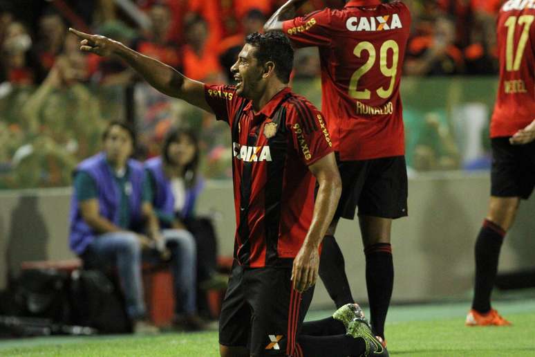 Diego Souza comemora o gol que marcou na goleada do Sport sobre o Atlético-MG