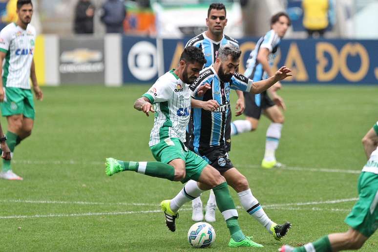 Lance de disputa no meio-campo da partida entre Grêmio e Chapecoense, em Porto Alegre