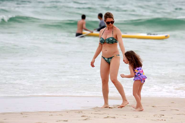A atriz correu e brincou com sua ca&ccedil;ula, a pequena Stella, de apenas 4 anos