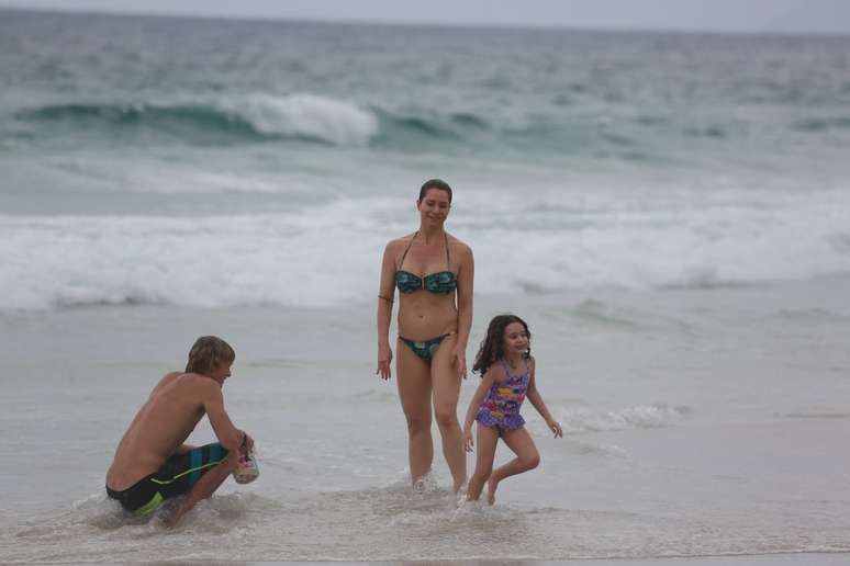 Let&iacute;cia Spiller levou os filhos Pedro e Stella para a praia da Barra da Tijuca