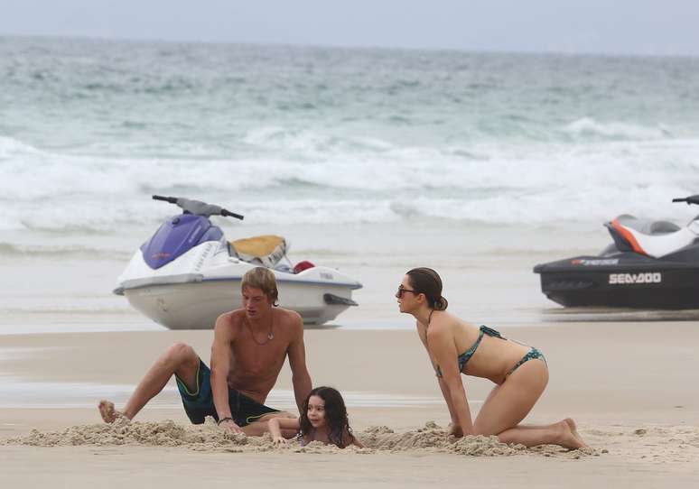 Junto com o primog&ecirc;nito Pedro, a atriz cavou um buraco para "enterrar" a filha Stella