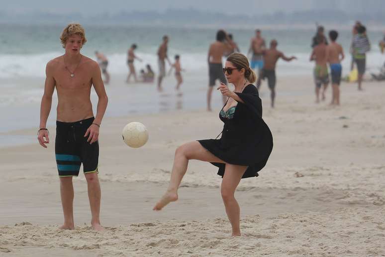 A atriz mostrou que, apesar de estar com 42 anos, ainda bem alma bastante jovem e bateu uma bolinha com o filho e amigos dele na areia