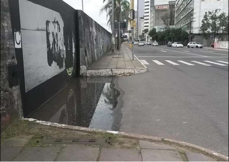 Comportas permitem que &aacute;gua escape por baixo