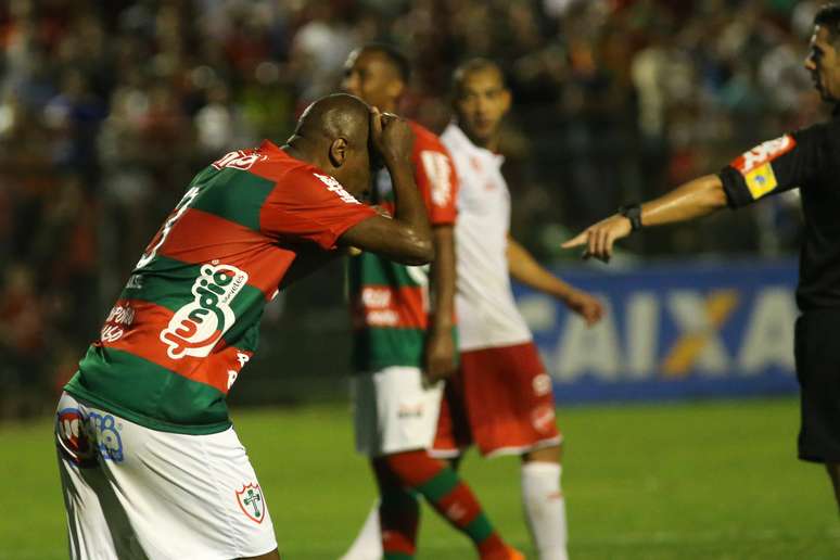 Jogador da Portuguesa reclama de marcação do árbitro