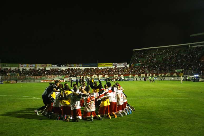 Jogadores do Vila Nova fazem oração após o fim da partida