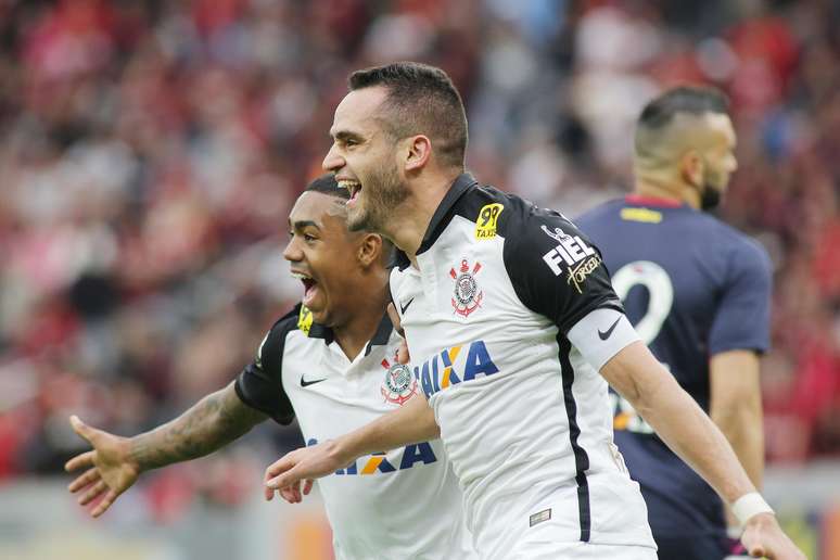 Renato Augusto comemora com Malcom um de seus dois gols da vitória do Corinthians sobre o Atlético-PR na Arena da Baixada