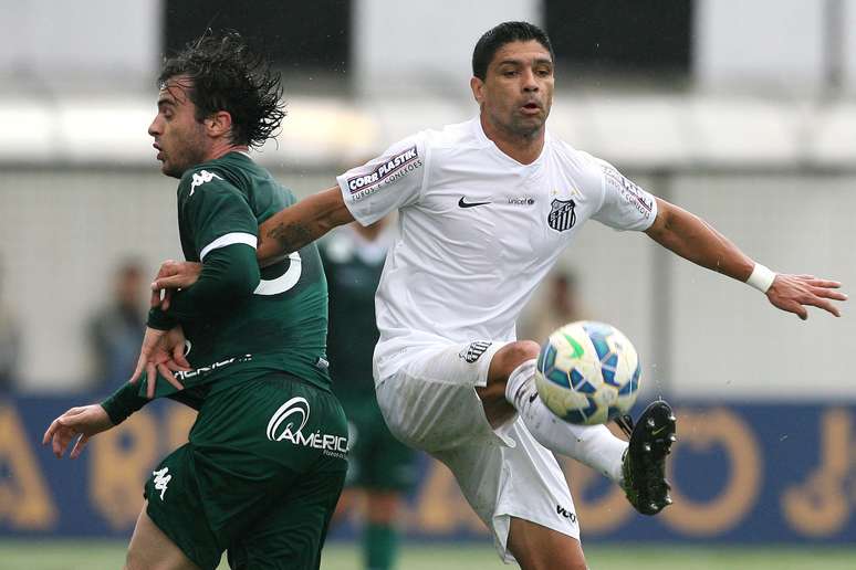 Renato disputa bola no meio-campo na partida do Santos contra o Goiás, na Vila Belmiro