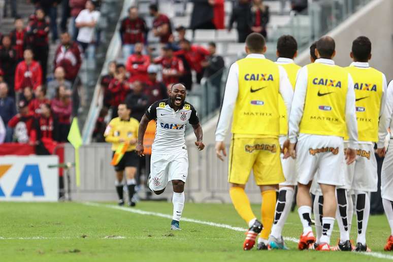 Vagner Love corre para comemorar seu gol junto com os reservas do Corinthians