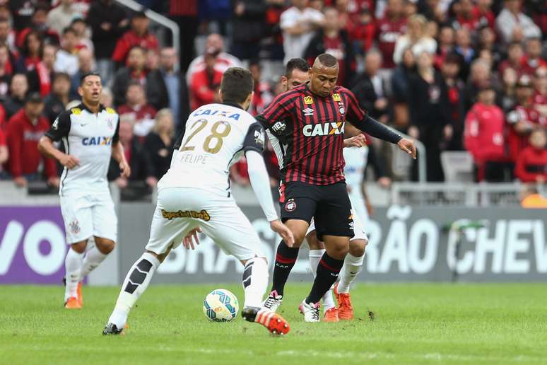 Atacante Walter, do Atlético-PR, sofre marcação dos defensores do Corinthians