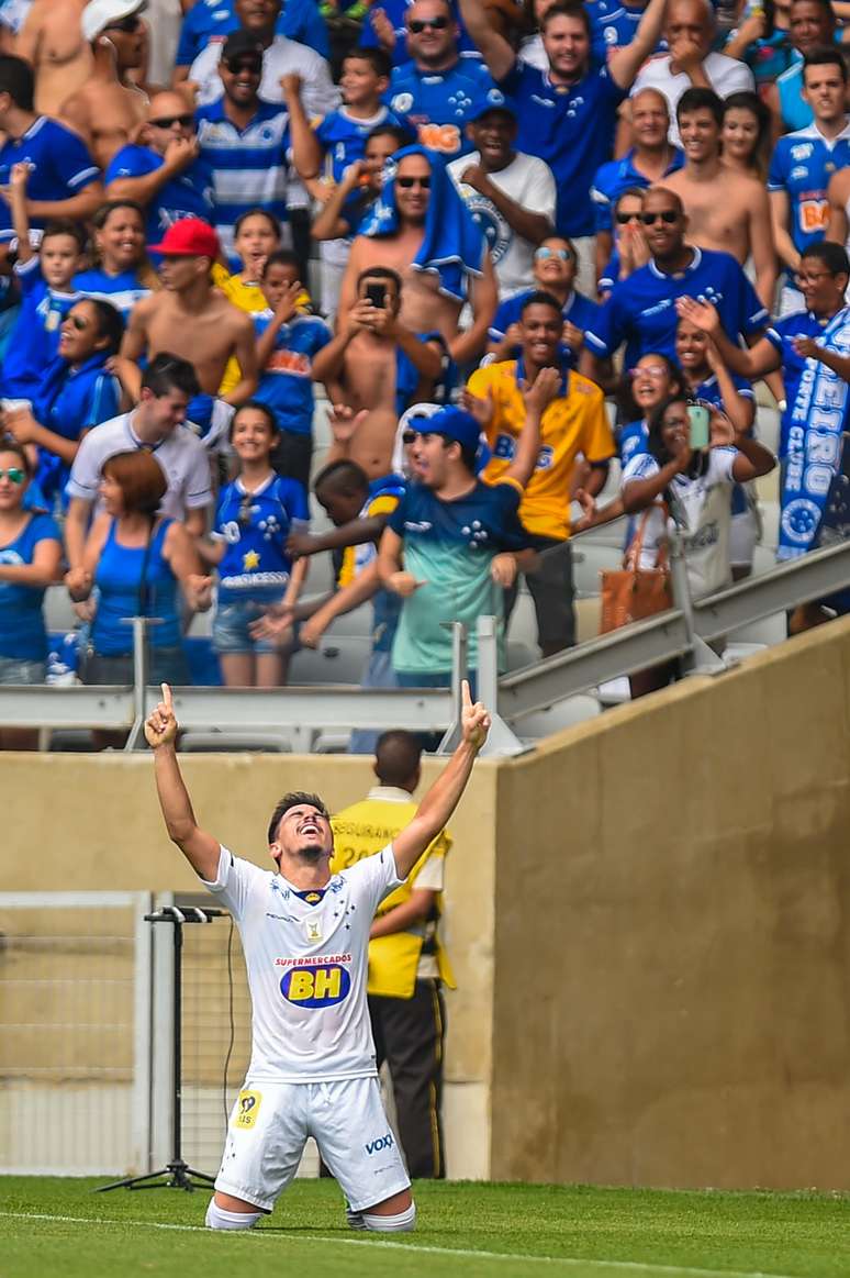 Willian celebra na frente da torcida do Cruzeiro um de seus gols
