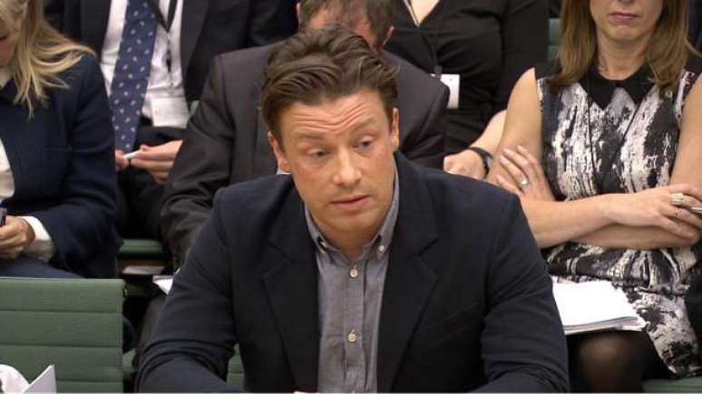 Jamie Oliver passou a cobrar taxa sobre refrigerantes e outras bebidas com açúcar em seus restaurantes