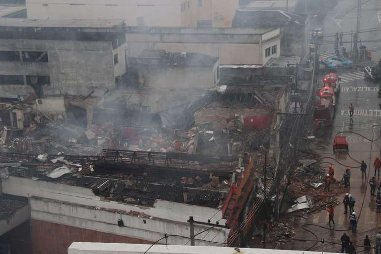 Do alto dá para ver o tamanho do estrago causado pela explosão.