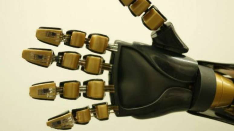 Os sensores podem ser vistos acoplados às pontas de uma mão artificial