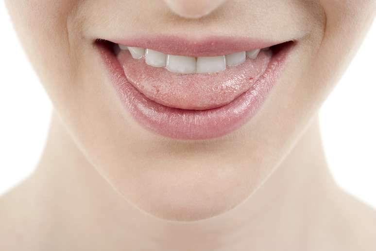 O limpador de língua funciona por meio da raspagem suave e firme, eliminando assim as bactérias e o mau hálito