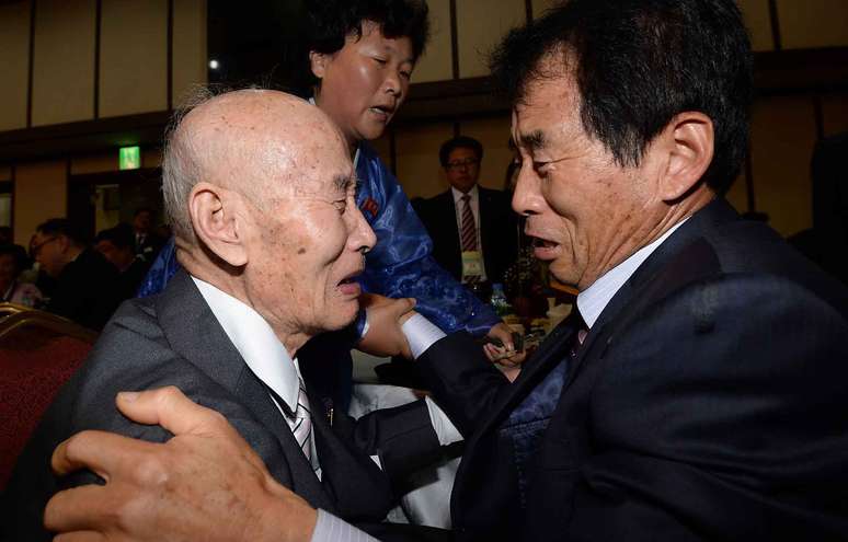 O norte-coreano Chae Hoon-Shik (esquerda) encontra seu filho sul-coreano Chae Hee-Yang durante a reunião de família depois de 60 anos.
