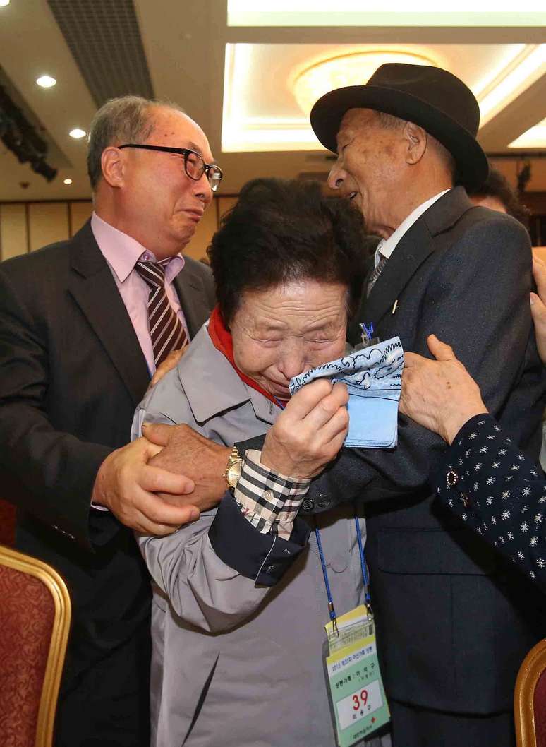 A sul-coreana Lee Jin-Goo encontra-se com seu irmão norte-coreano Lee Yong-Goo durante reunião de família depois de 60 anos separados.