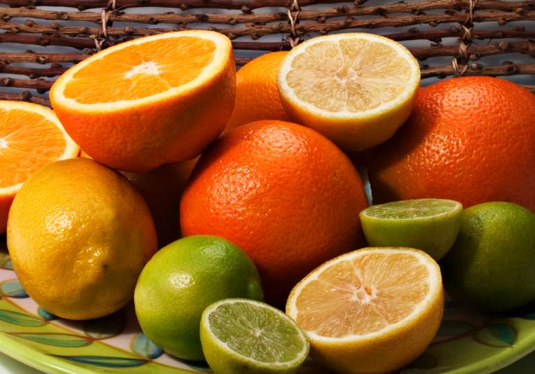 Frutas podem ser bons antioxidantes para sua pele.