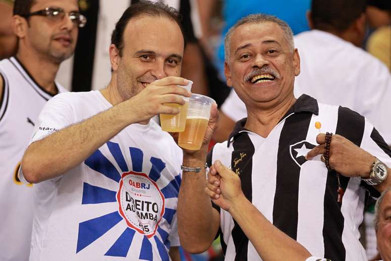 Torcedores do Botafogo brindam durante jogo que marcou a volta da venda de cerveja em estádios do Rio de Janeiro