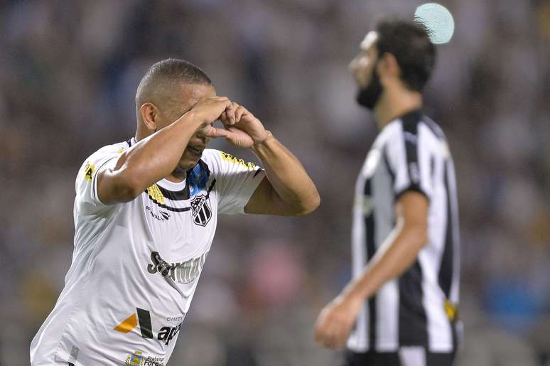 Rafael Costa comemora seu gol que garantiu a vitória do Ceará sobre o Botafogo, no Rio de Janeiro