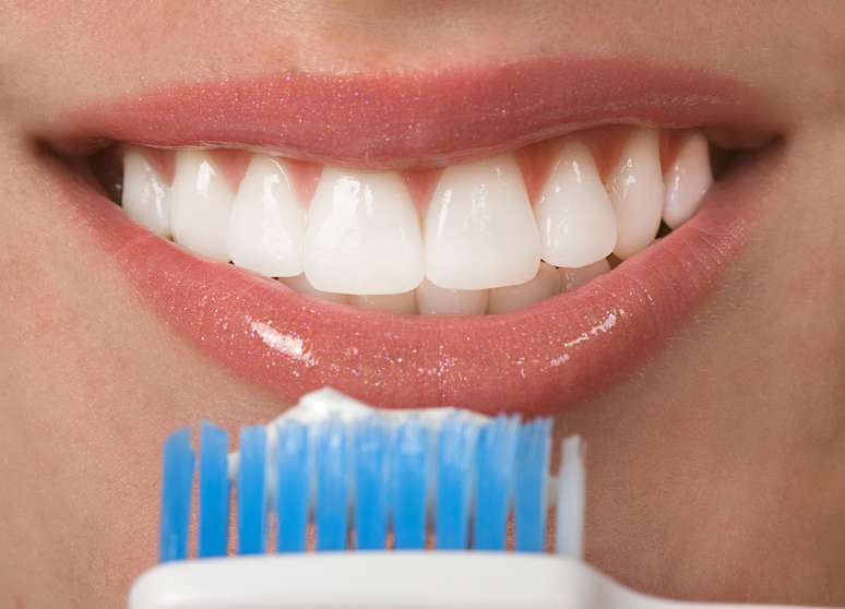 As pastas de dente clareadoras diminuem os tons mantendo a cor original dos dentes