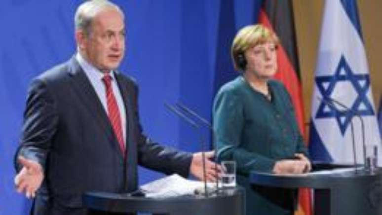 Após declarações, premiê foi à Alemanha e ouviu da colega Angela Merkel que o extermínio de judeus é responsabilidade alemã 