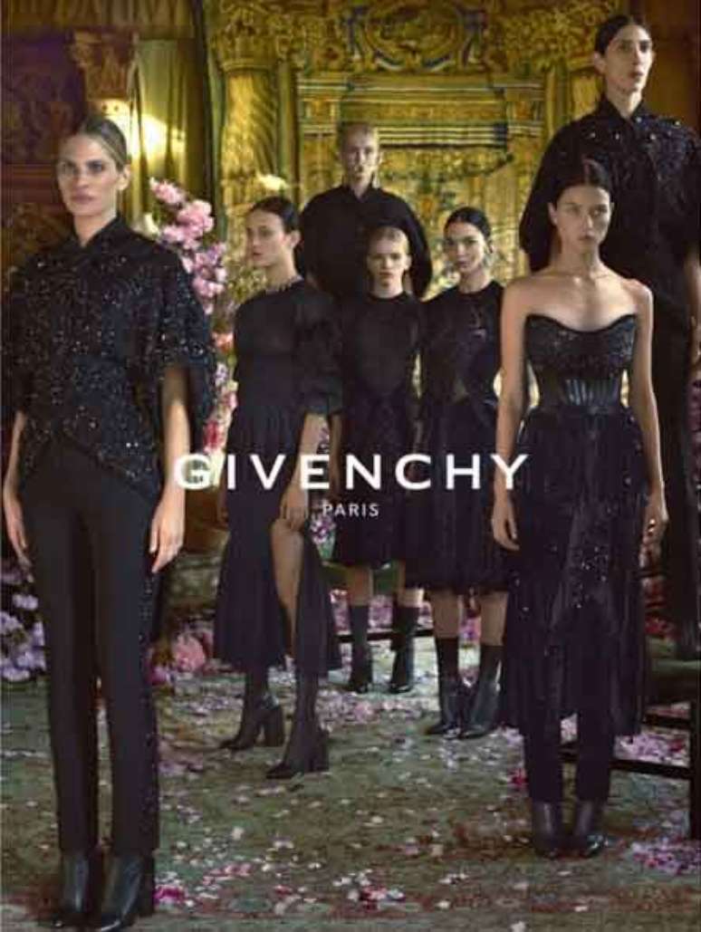 Brasileira aparece à frente, ao lado direito da palavra Givenchy