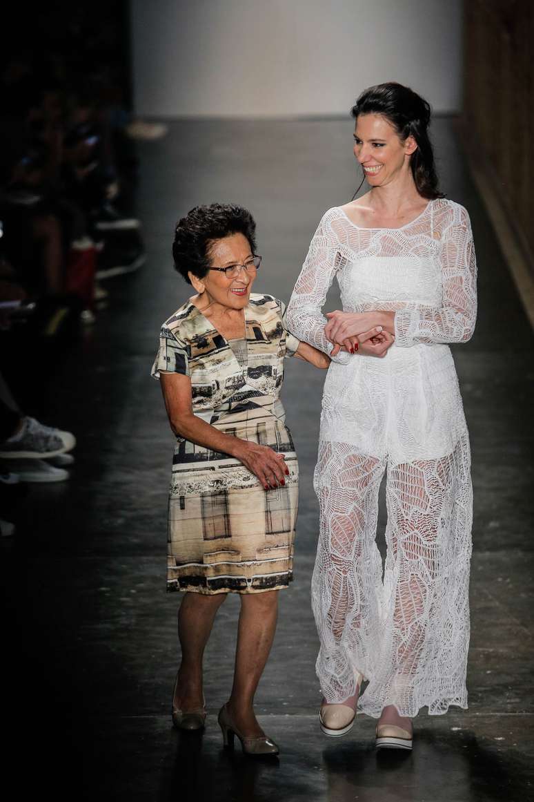 Fernanda Yamamoto levou sua emocionada avó para a passarela do SPFW