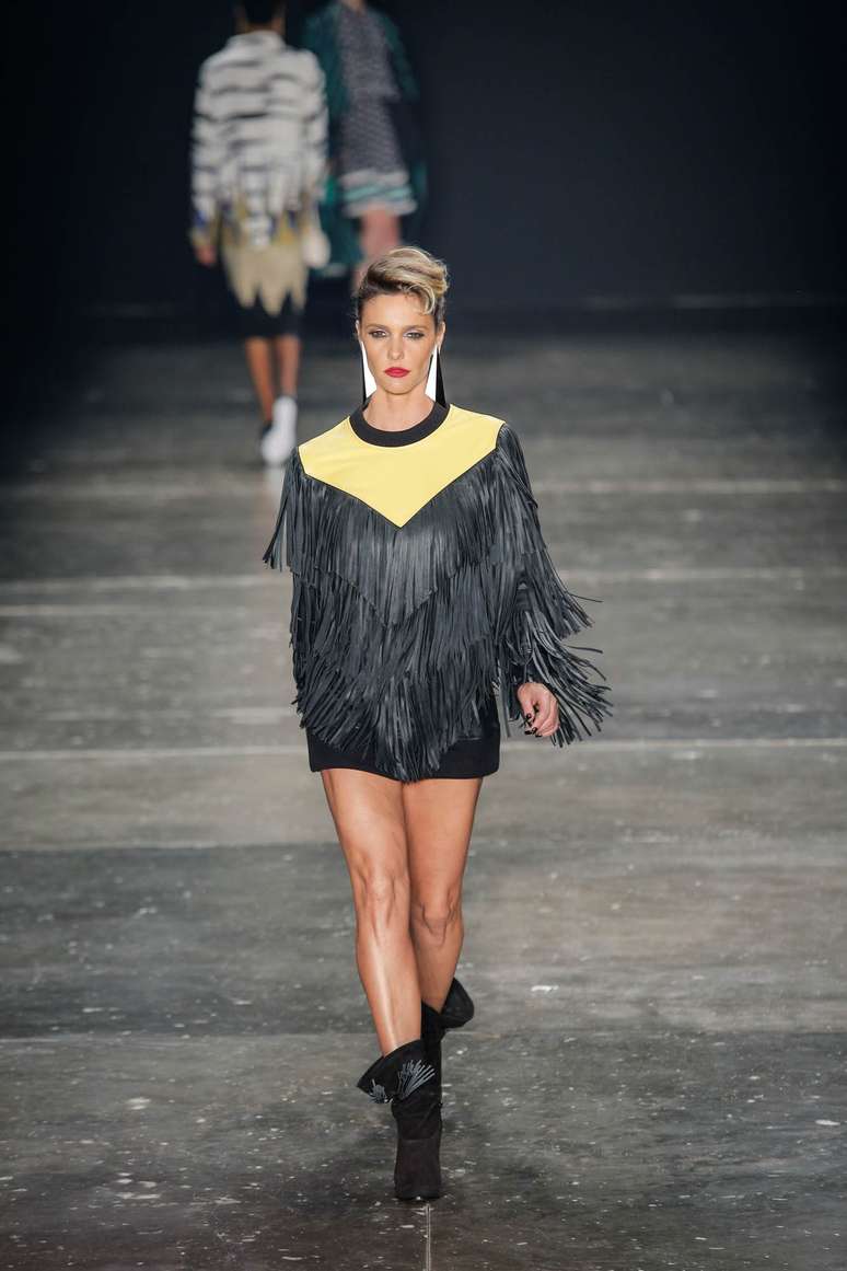 Fernanda Lima veste segundo look e arrasa na passarela durante a semana de moda paulista