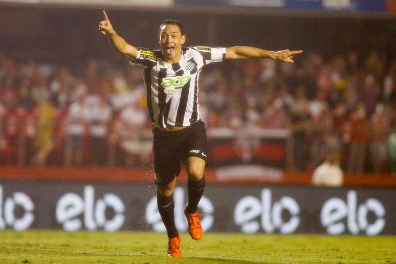 Ricardo Oliveira fez o segundo gol do Santos no início da etapa final