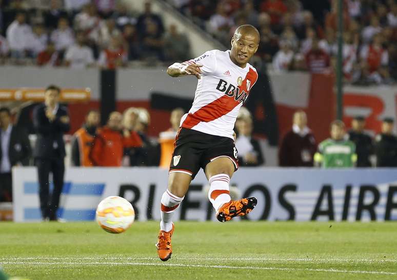 Carlos Sánchez marcou dois dos três gols do River Plate no Monumental