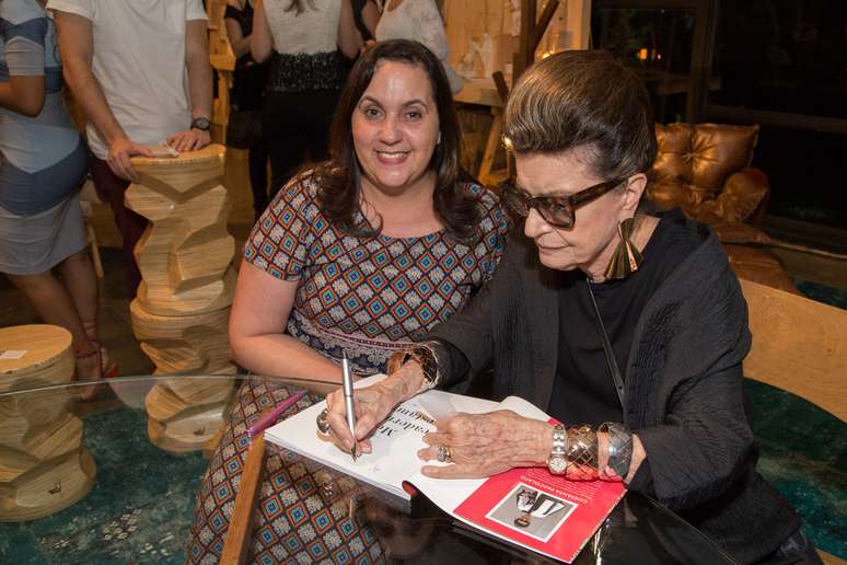 A Consultora de moda Costanza Pascolato marcou presença na Bienal durante o SPFW e concedeu sessão de autógrafos do seu livro &#034;Meu Caderno de Estampas&#034;