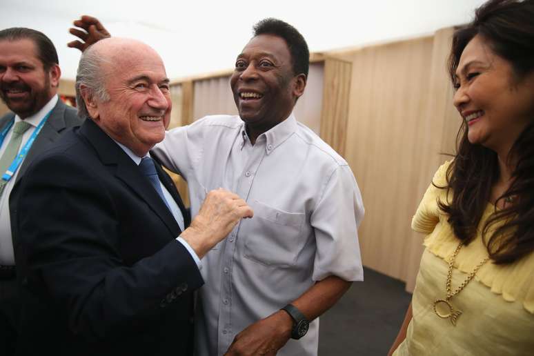 Pel&eacute; tamb&eacute;m 'jogou' bastante fora de campo: ele foi ministro do  Esporte (quando apresentou a Lei Pel&eacute;, acabando com o passe de atletas no futebol) e se envolveu na promo&ccedil;&atilde;o de diversas competi&ccedil;&otilde;es como a Copa do Mundo de 2014, disputada no Brasil