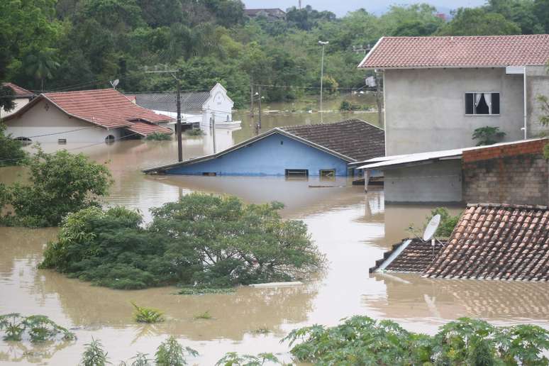 Rio do Sul (SC) vem sofrendo com inundação nos últimos dias devido à forte chuva que tem atingido a região