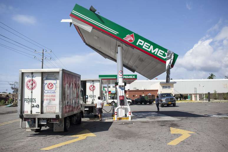Ventos do furacão Patricia causaram danos à cobertura de um posto de gasolina em Jalisco, no Mexico.