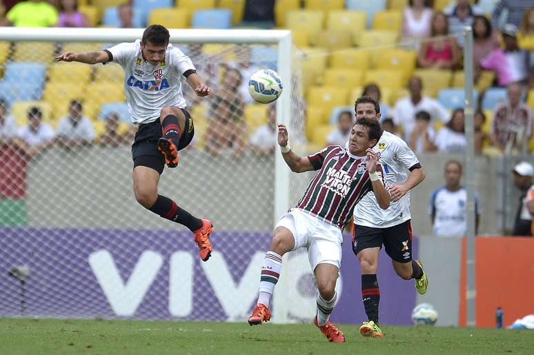 Vinicius, do Fluminense, e o chileno Christián Vilches, do Atlético-PR, durante partida válida pela 32ª rodada do Campeonato Brasileiro.