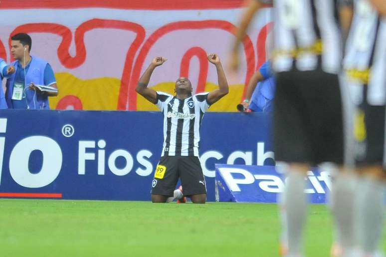 Sassá comemora um de seus três gols contra o Náutico.