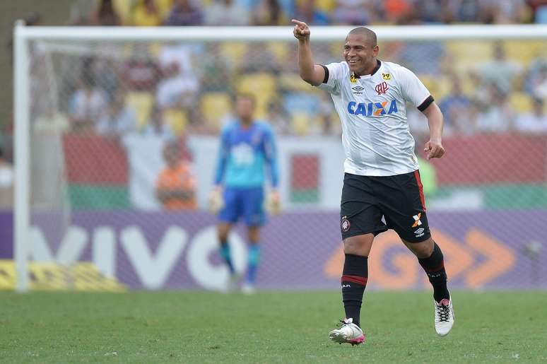 Walter comemora seu gol na vitória do Atlético-PR contra o Fluminense por 1 a 0 no Maracanã