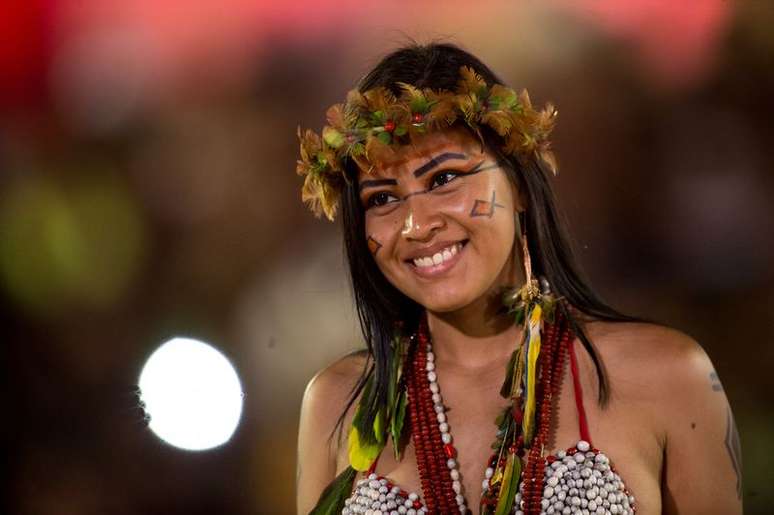 Mulheres de diversas etnias participam de desfile de beleza indígena durante os Jogos Mundiais dos Povos Indígenas 