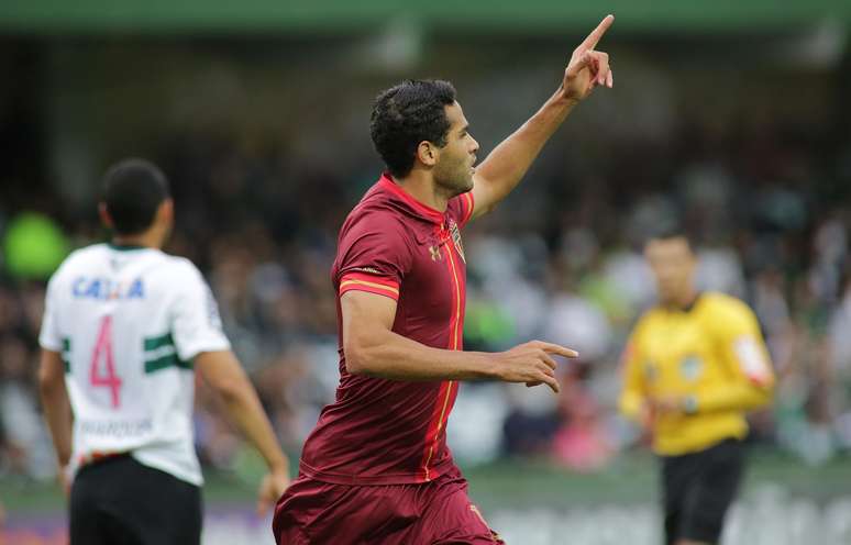 Alan Kardec, do São Paulo, comemora seu gol durante partida contra o Coritiba.