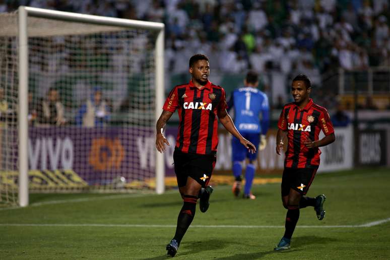André, jogador do Sport, comemora seu gol durante partida contra o Palmeiras, válida pela 32ª rodada do Campeonato Brasileiro.