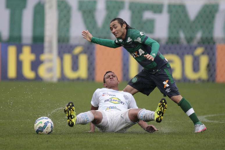 Apodi, jogador da Chapecoense, e Rômulo, do Avaí, durante disputa de bola.