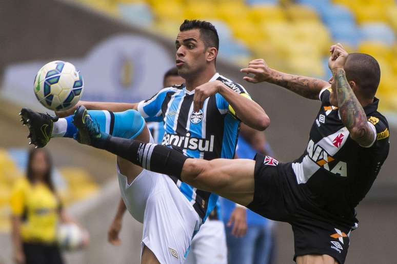 Leandrao, do Vasco, disputa lance com Maicon, do Grêmio, durante partida no estadio Maracana pelo Brasileiro.