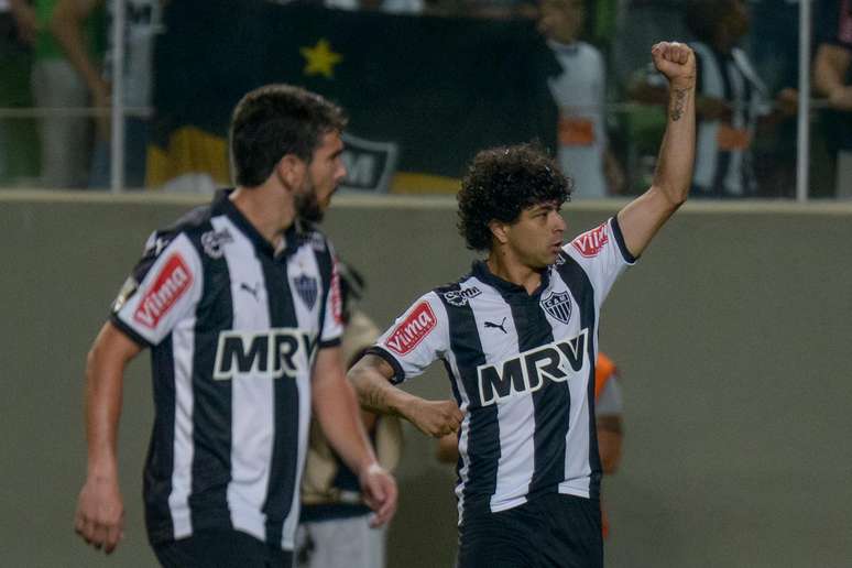Luan, jogador do Atlético-MG, comemora seu gol durante partida contra a Ponte Preta.