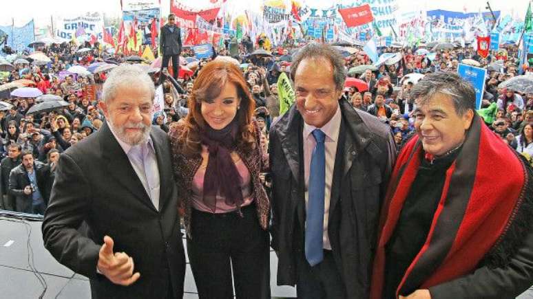 Candidato do governo, Scioli se diz &#034;peronista&#034; e fez campanha com Lula e Mujica 