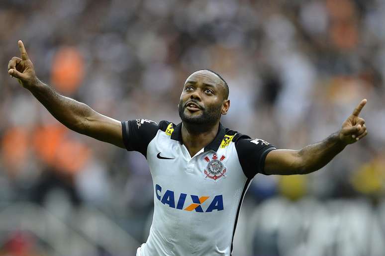 Vagner Love, do Corinthians, comemora seu gol durante partida contra o Flamengo