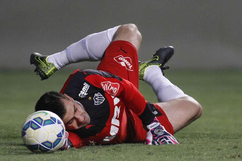 Victor, goleiro do Atlético-MG, durante partida contra a Ponte Preta.