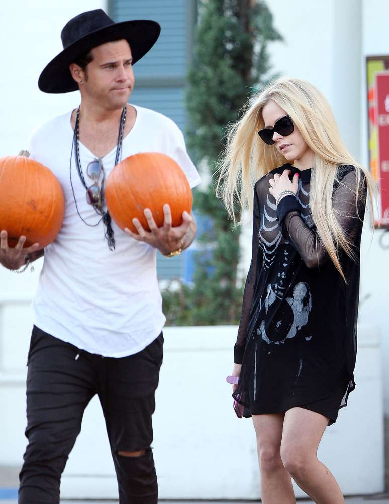 Avril Lavigne estava na companhia do amigo Ryan Cabrera