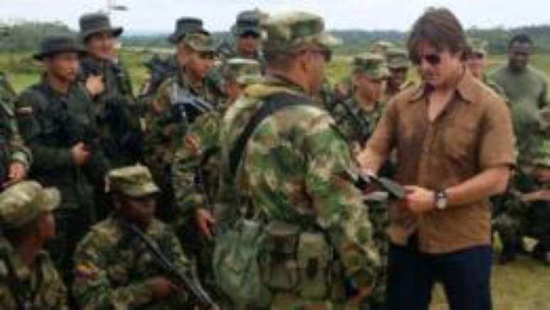 Tom Cruise em encontro com soldados do Exército colombiano: ator está no país para gravar 'Mena'